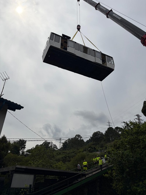 Una grúa coloca la cabina en la plataforma